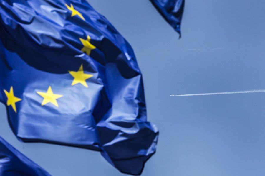 EU vill få utökad makt att kunna straffa techjättarna - eu-flagga