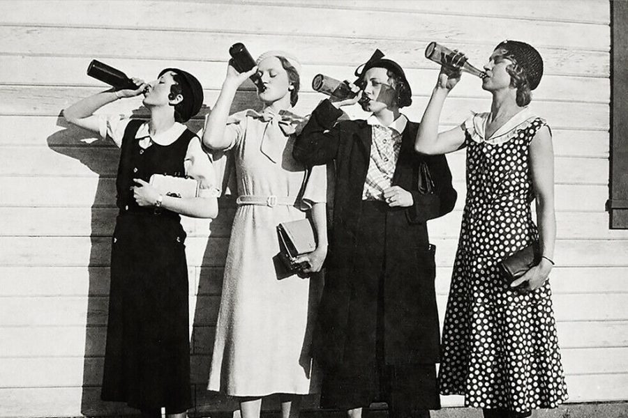 Krönika: Det oglada tjugotalet - 20-tals flappers dricker öl 2
