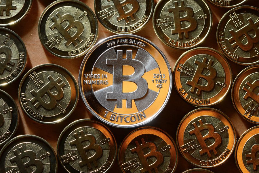 Bitcoin passerar 1 800-dollarsgränsen - bitcoin_binary_6816079.jpg