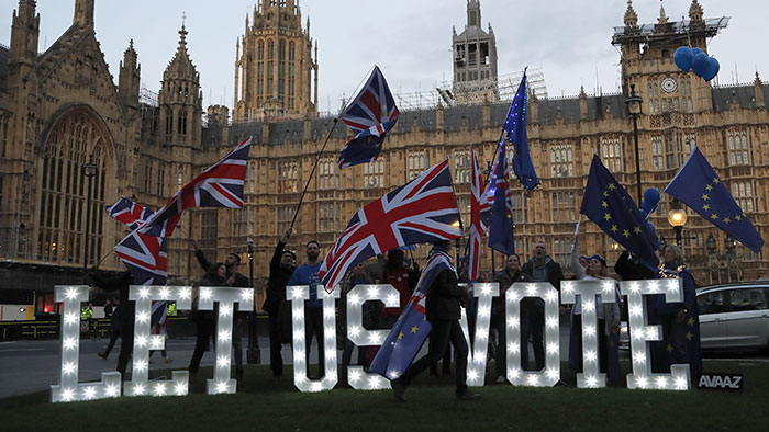 Brittiska parlamentet röstar för att flytta fram brexitdatum - brexit-700_binary_6953154.jpg