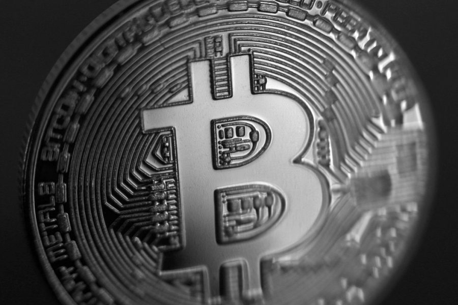 Han hackade en Tesla för att utvinna bitcoins - degiro_bitcoin_binary_6883674.jpg