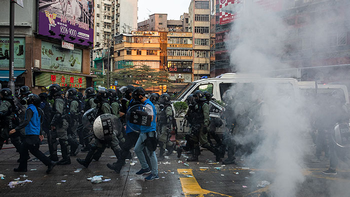 Hongkong i första recessionen sedan finanskrisen - hongkong-protester-polis-700_binary_6977020.jpg