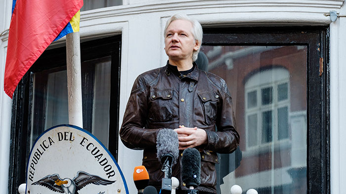 Förundersökningen mot Wikileaksgrundaren Julian Assange återupptas - julian-assange-ambassad-700_binary_6954091.jpg