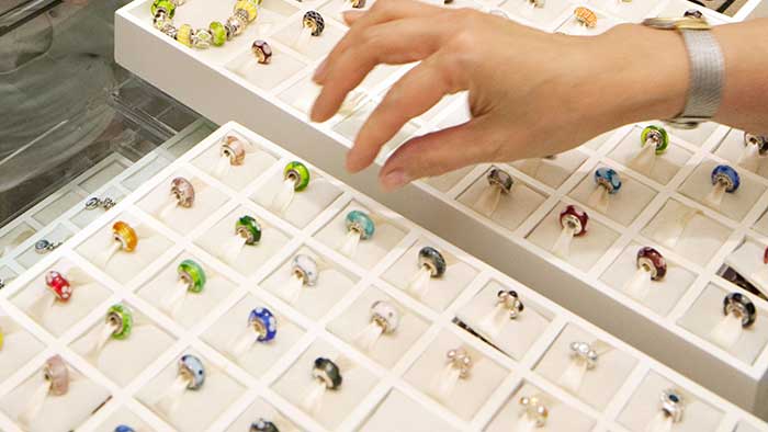 SEB: Många av smyckesbolagets butiker kommer få stänga - pandora-affarsvarlden-700_binary_6850427.jpg