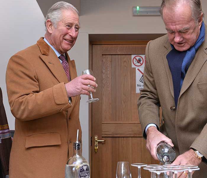 Här bjuder H&M-Persson prins Charles på vodka - prins-charles-persson-ramsbury-4_binary_6893410.jpg