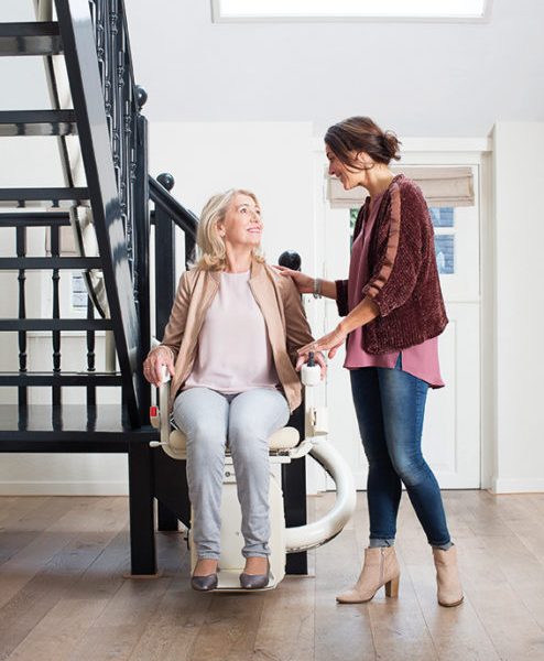 Handicare: Ett steg i rätt riktning - Handicare_mother_daughter_stairlift_LR-494×740-1