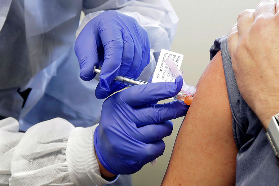 WHO förväntar sig att utbredda vaccinationer dröjer till mitten av 2021 - moderna-vaccin-900