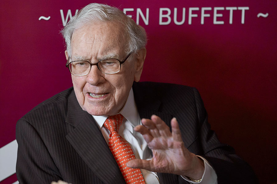 Buffetts Berkshire Hathaway sitter stilla - warren-buffett-900