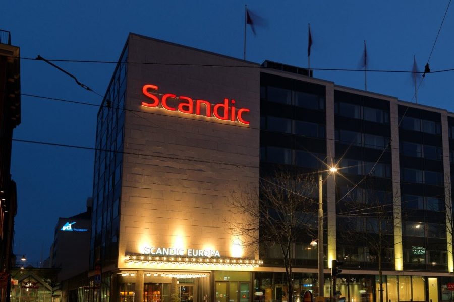Nyckelperson lämnar Scandic - scandic-europa-facade-night