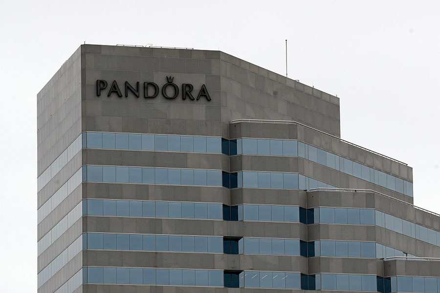 Pandora rapporterar negativ organisk tillväxt under januari - pandora-900