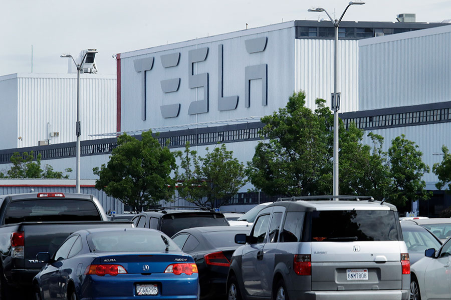 Tesla återkallar tusentals bilar i USA.