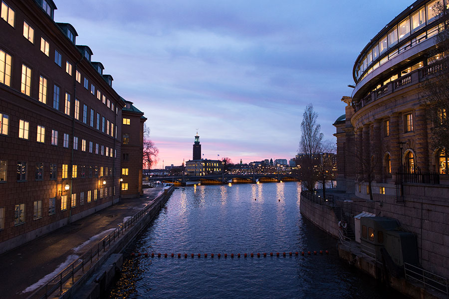 Stockholm klättrar i rankinglista över finanscentrum - skymning-stockholm-stadshuset-900