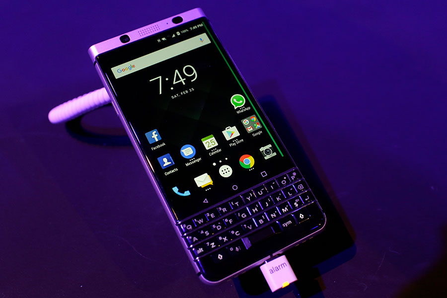Aktierusning hos Blackberry efter förlikning med Facebook - blackberry-900