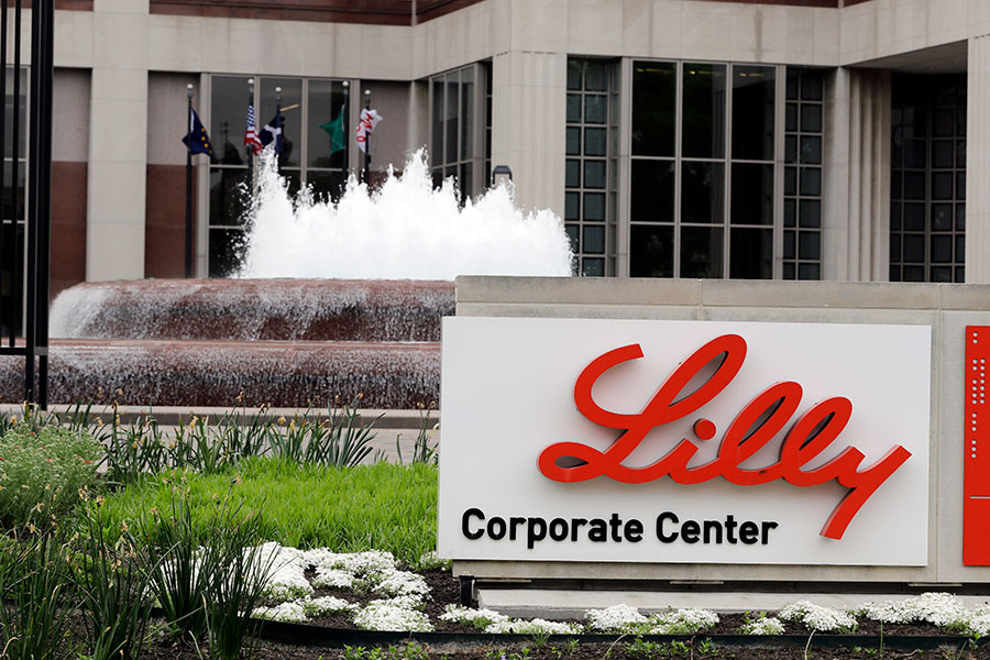 logga eli lilly framför fontän