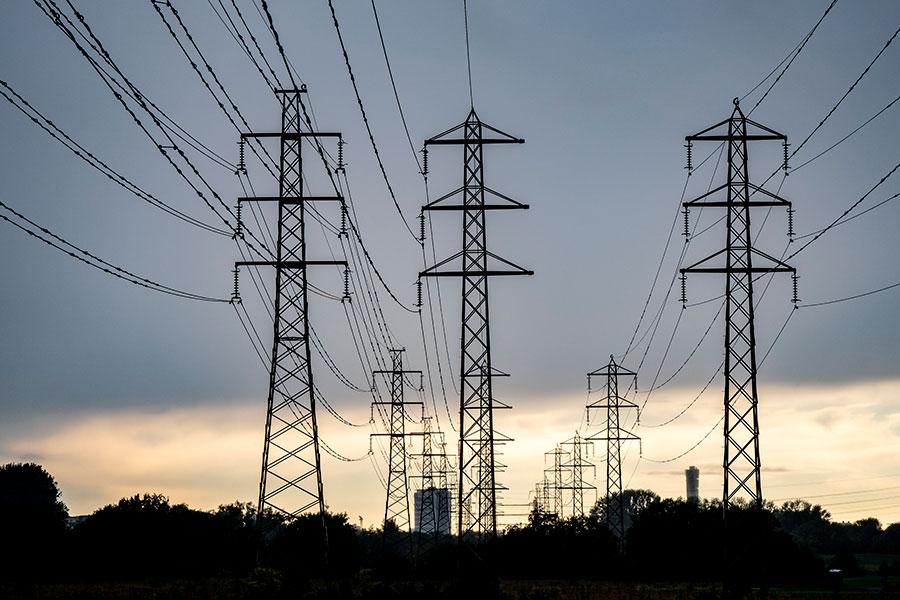Moderaterna till attack mot regeringens energipolitik efter höga elpriser - elledningar-900