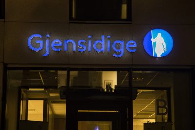 Eksteriør og logo av hovedkontoret til Gjensidige forsikring i Oslo.