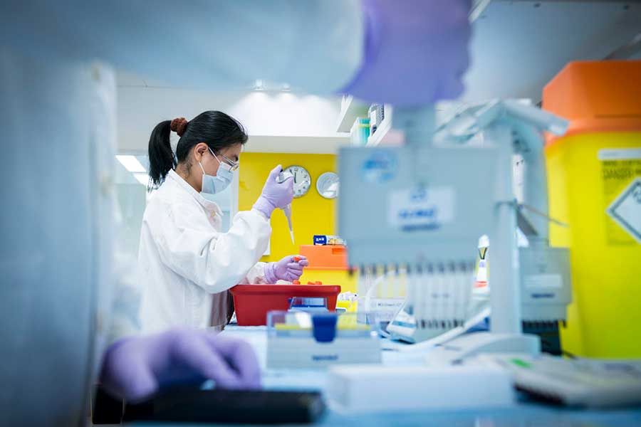Astra Zeneca återhämtar initial nedgång på att FDA-kommitté ska sammanträda för roxadustat - astra-lab-900