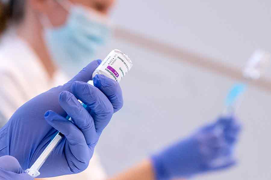 Forskare har hittat anledningen till uppkomst av blodproppar från coronavaccin - astra-vaccin-900