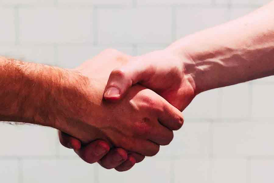 Creandum får sin första kvinnliga partner - chris-liverani-handslag