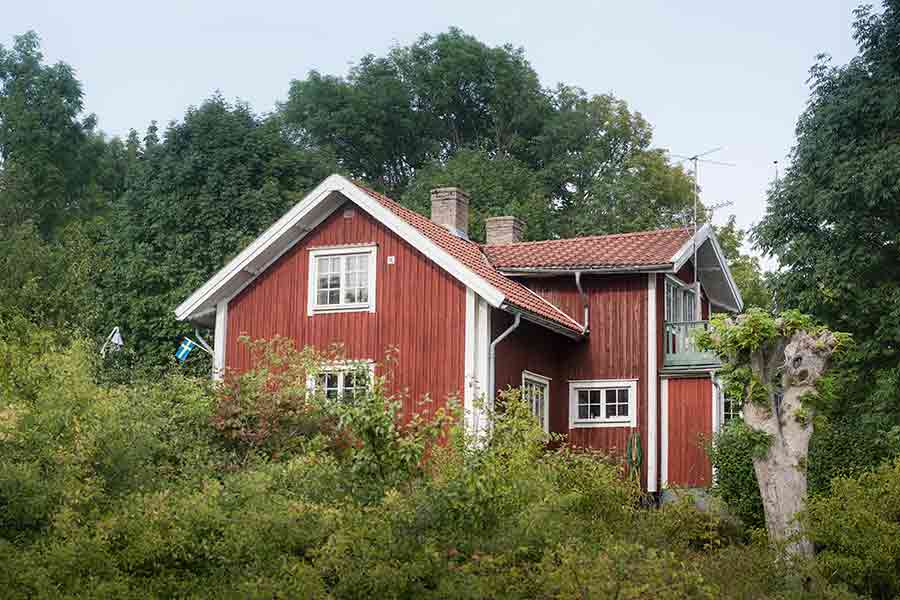 Rött småhus med vita knutar