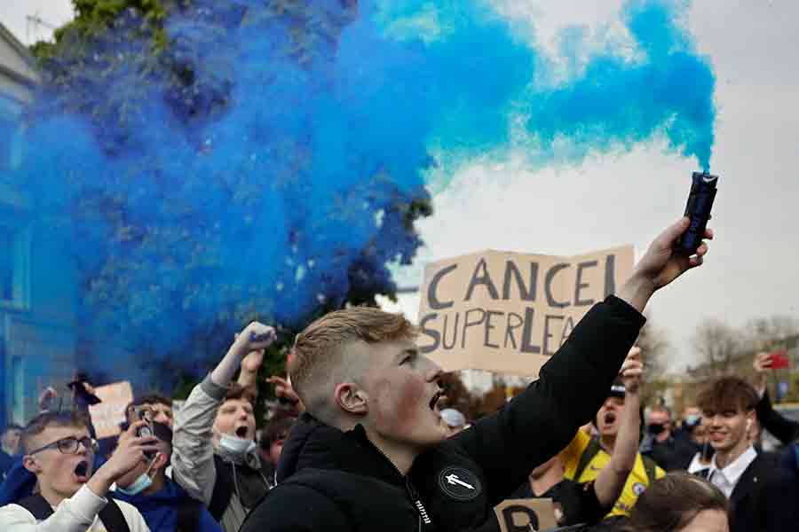 Chelsea-fans protesterar mot Super League.