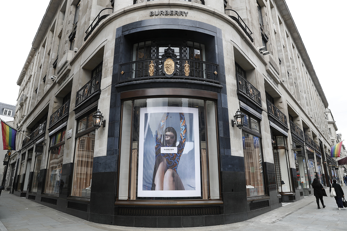 Burberry och Easyjet på väg lämna FTSE 100-index - de går in