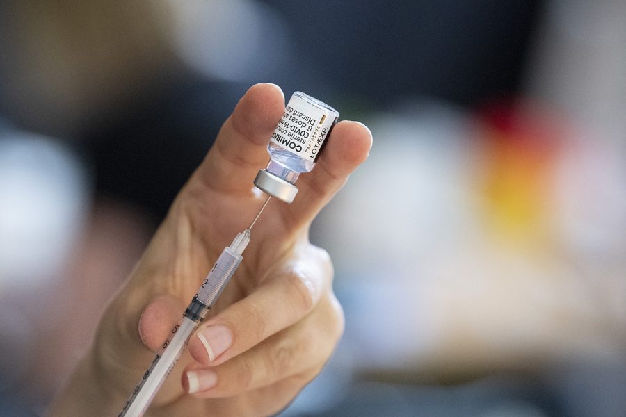 En spruta laddas med Comirnaty vaccin från Pfizer-BioNTech.