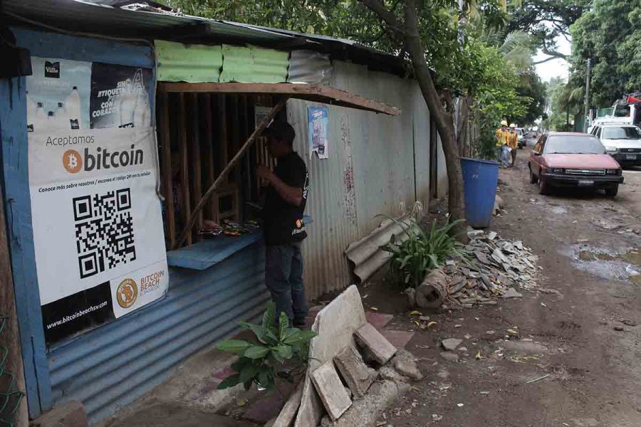 Man handlar i butik som accepterar bitcoin i El Salvador.