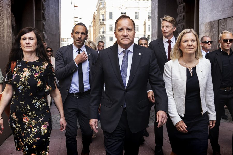 Jämställdhets- och bostadsminister Märta Stenevi (MP), statsminister Stefan Löfven (S) och finansminister Magdalena Andersson på väg till riksdagens omröstningen av ett förslag om misstroendeförklaring.