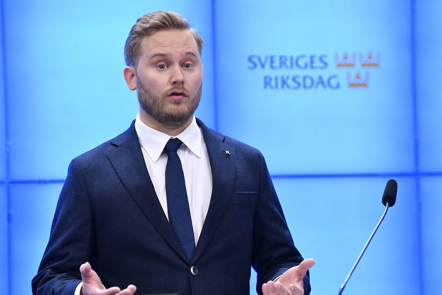 Sverigedemokraternas gruppledare Henrik Vinge håller pressträff i riksdagens presscenter efter att SD har begärt en omröstning om en misstroendeförklaring mot statsminister Stefan Löfven och hans regering i riksdagen.