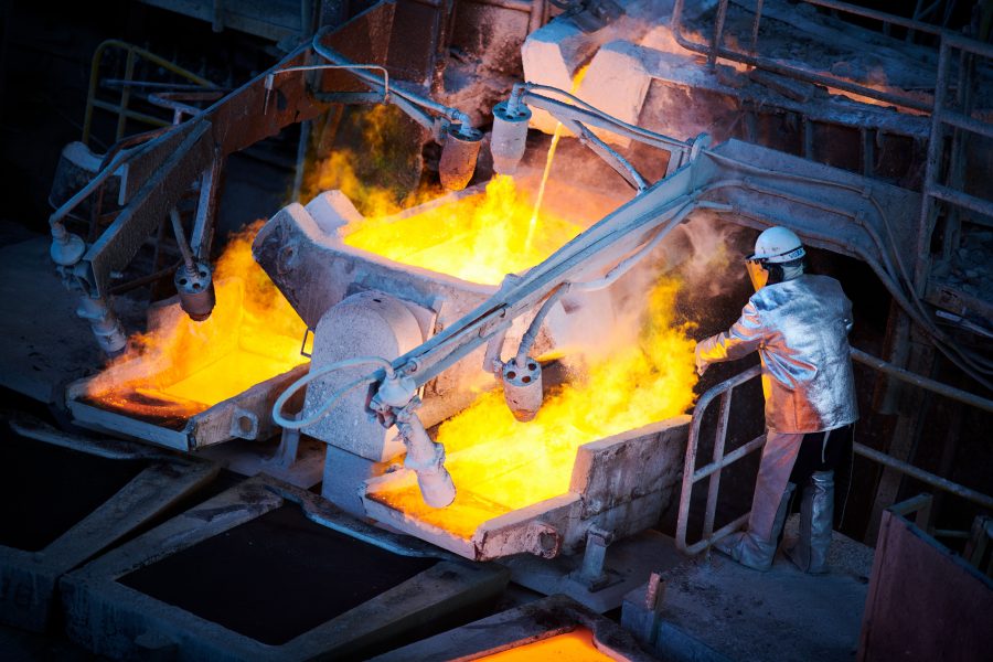 Glencore ser helårsresultat i övre delen av guidningen för sin handelsdivision - Glencore Altonore copper production casting wheel Chile