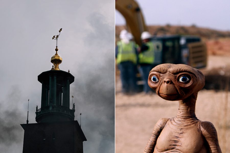 Stadshuset i Stockholm och en ET-docka i förgrunden vid Atari-utgrävningen.