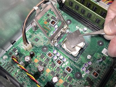 Bilden visar SHT:s grafenförstärkta material som appliceras på en processor för bättre kylning.