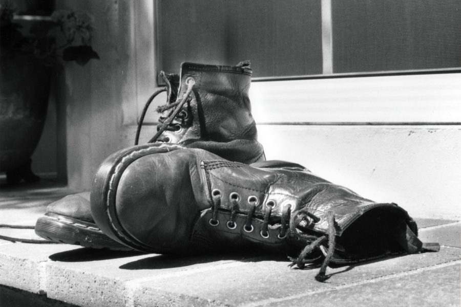 Footway – somliga går med trasiga skor - boots-gc71230840_1920