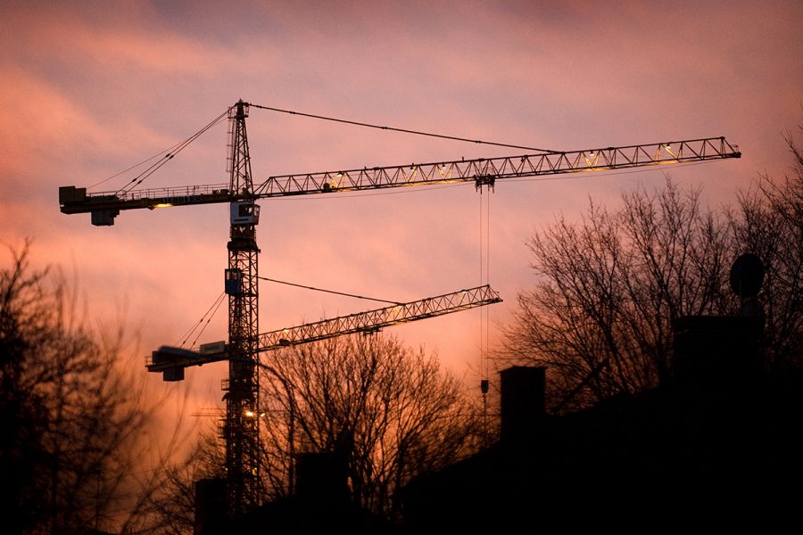 Byggföretagen tror på kraftigt dämpad tillväxt i Sverige nästa år - Byggkranar