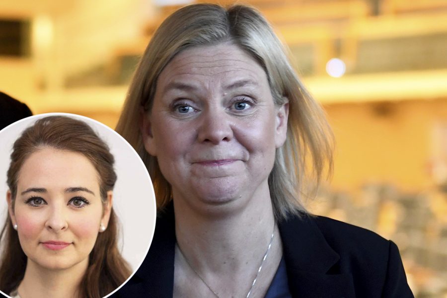 Socialdemokraternas partiledare Magdalena Andersson (S) lämnar riksdagens plenisal efter att ha valts till statsminister av riksdagen.