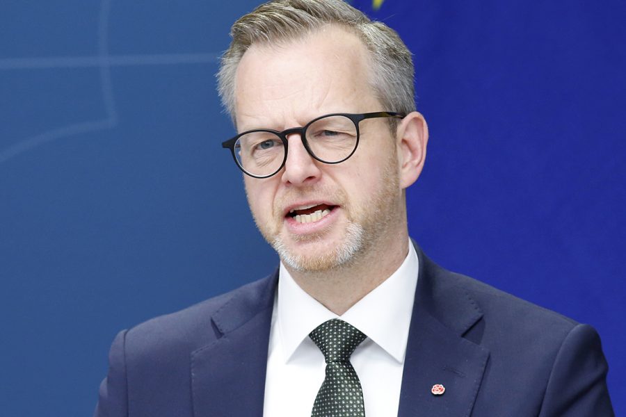 Finansminister Mikael Damberg (S) under en pressträff i Rosenbad. Regeringen föreslår lättnader för hushåll som drabbats av höga elpriser.