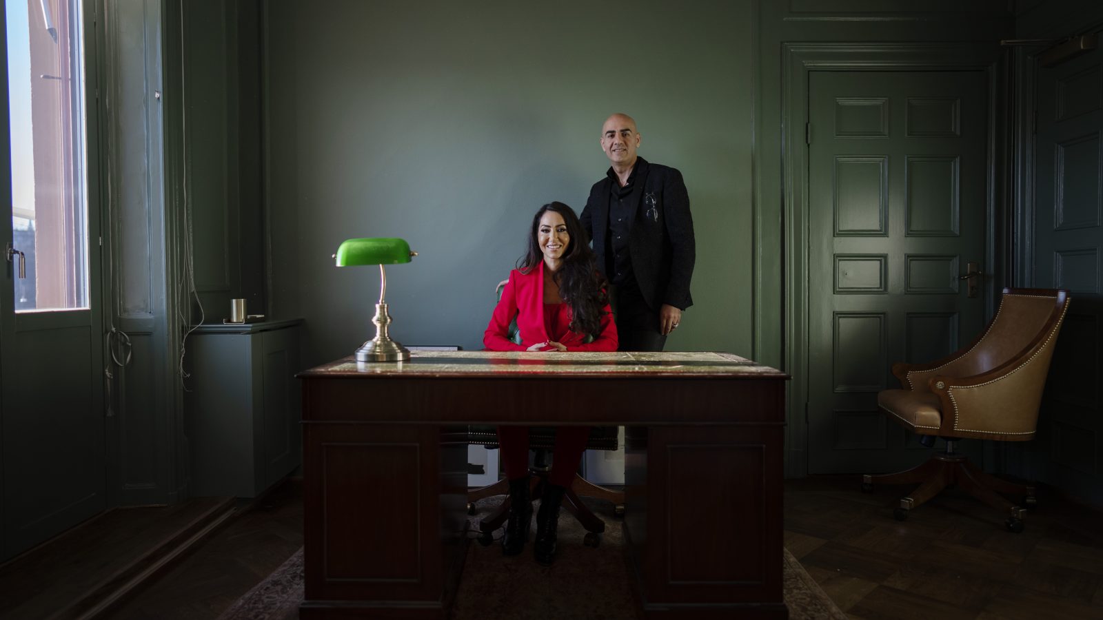 Saeid och Mouna Esmaeilzadeh på det nya kontoret på Strandvägen 5. Foto: Bildbyrån