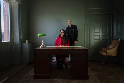 Saeid och Mouna Esmaeilzadeh på det nya kontoret på Strandvägen 5. Foto: Bildbyrån