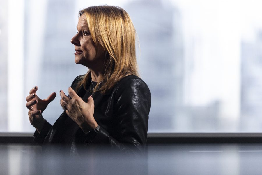 GM kommer gå om Tesla i sålda elbilar vid mitten av årtionden - The AP Interview Mary Barra