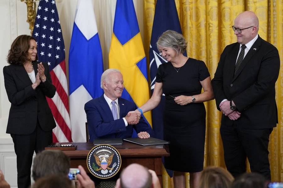 USA har ratificerat Sveriges och Finlands ansökningar till Nato - Biden NATO