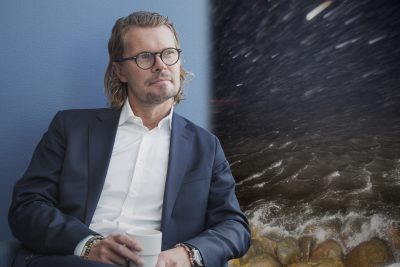 en man som blickar mot ett stormigt hav