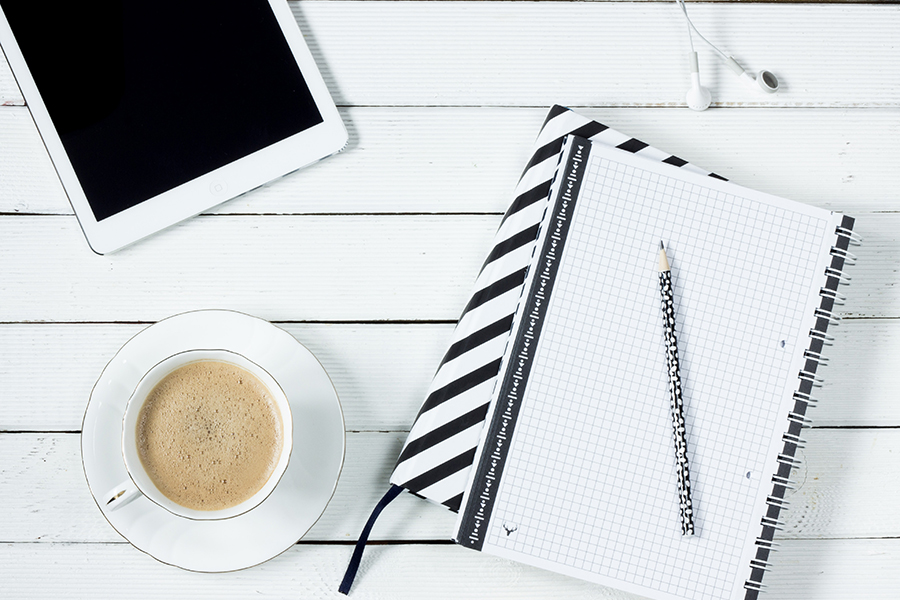 Planera ditt karriärsbyte med omsorg – så lyckas du - CV Maker_tablet-notes-coffee-work-desk-163146
