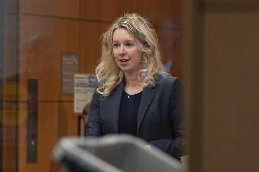 Techgrundaren Elisabeth Holmes döms till 11 års fängelse  - Theranos Fraud Holmes Sentencing