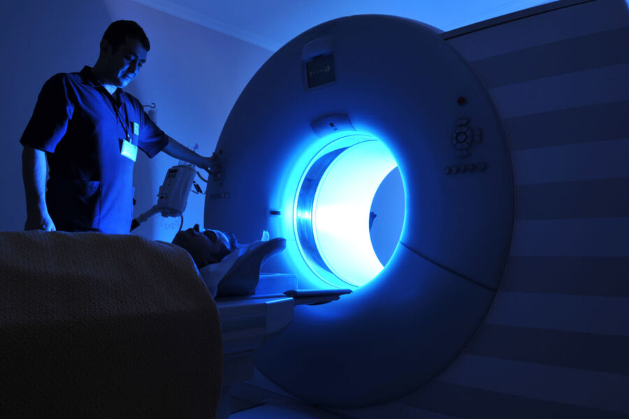 Ascelia Pharmas ordförande Peter Benson ökar innehavet - Lit magnetic resonance imaging machine