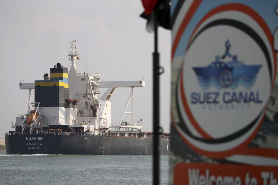 Fraktfartyg på grund i Suezkanalen - Egypt Suez Canal