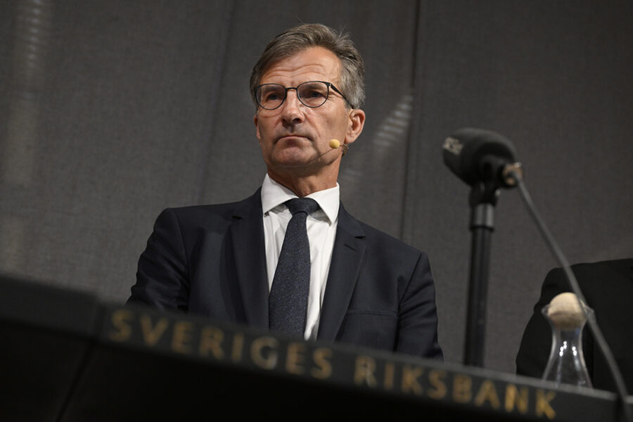 Flera i Riksbanksdirektionen vill se en starkare krona - Riksbankschef Erik Thedée