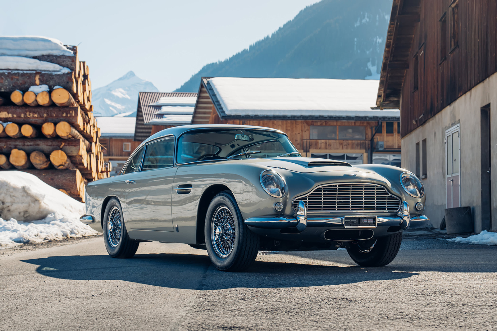 Aston Martin tar in 125 miljoner pund och säljer F1-andel