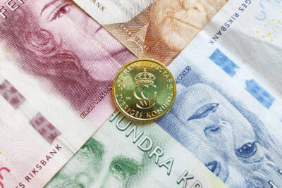 Closeup shot of a Swedish coin put on Swedish banknotes