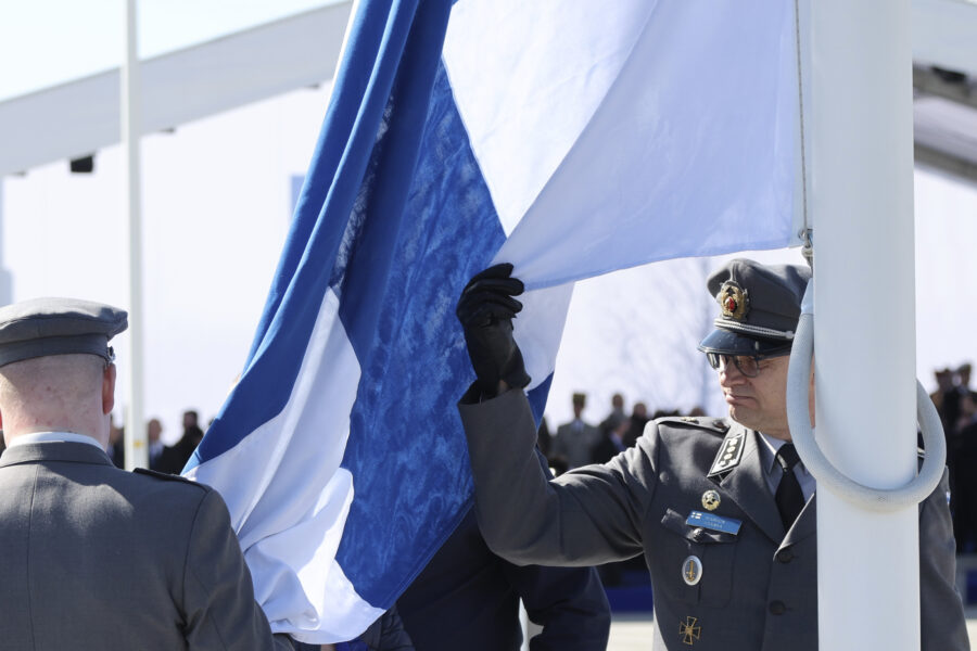 Finlands flagga i topp utanför Natohögkvarteret - Belgium NATO Foreign Ministers Finland